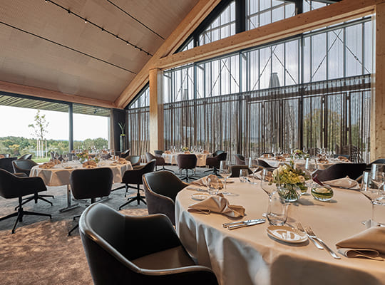 Großer sowie hoher Speisesaal mit großer Glasfensterfront bietet höchstes Wohlfühl-Ambiente beim Dinnerkrimi Donaueschingen