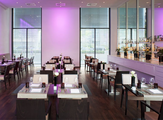 Hochmoderner Restaurant-Bereich im INNSIDE Düsseldorf sorgt für glückliche Kunden!