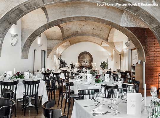 Eindrucksvoller Restaurant-Bereich mit steinernen Rundbögen durchzogen ist die optimale Location für ein spannendes Dinnerkrimi Graz