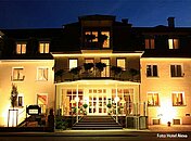 Hell beleuchtetes Hotel-Gebäude am Abend in Bad Mergentheim