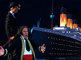 Zwei Männer bewundern die große Titanic unmittelbar vor deren Abreise