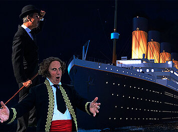 Zwei Männer bewundern die große Titanic unmittelbar vor deren Abreise