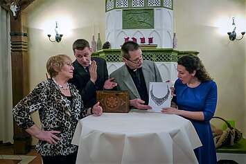 vier verhandelnde Personen an einem Stehtisch