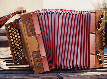 Holz-Ziehharmonika mit roten Details