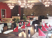 Helle Deckenleuchten fluten das Restaurant mit tollem Licht. Darin leuchtet das moderne Interieur nobel.