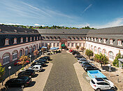Großer Parkplatz und das Schlosshotel Weilburg