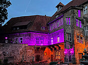 Das Schloss Petershagen wird mit Ambientelicht angestrahlt