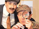 Voller Durchblick mit der Lupe - Sherlock Holmes und Dr. Watson schauen genau hin mit einer Lupe.