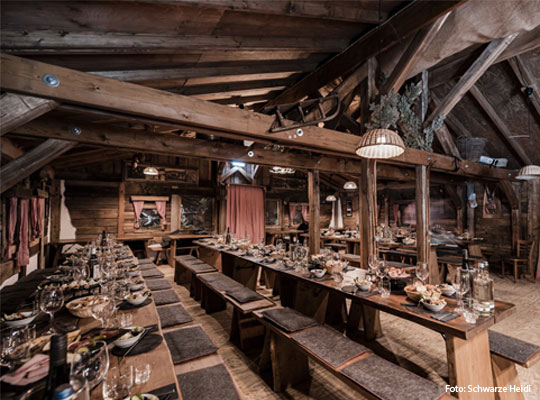 Blick in die urige Hütte mit viel Holz