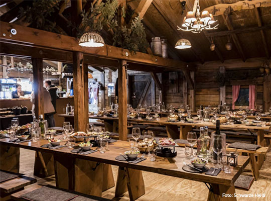 großzügiger und rustikaler Gastraum in der Eventhütte