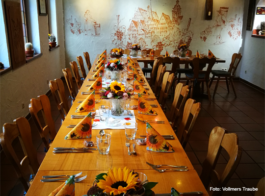 schön gedeckte Tafel im Gastraum