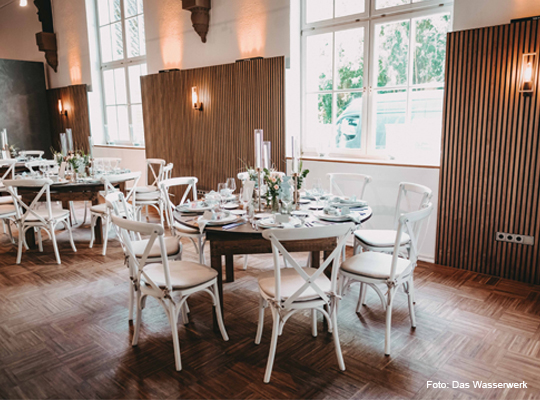 moderner Innenraum mit schön gedeckten runden Tischen