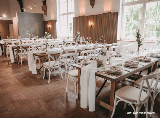 lange und modern eingedeckte Speisetafeln