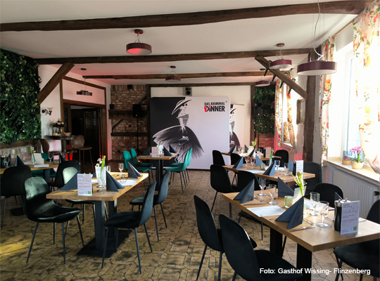 schöner Gastraum mit großem Aufsteller für das Krimidinner