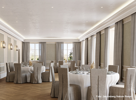 elegant gedeckter Saal mit runden Tischen