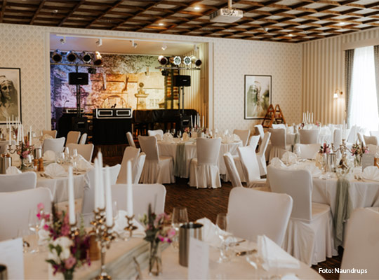 heller, festlich eingedeckter Saal