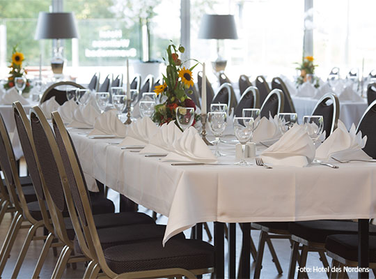 Lange Tischtafel, welche festlich geschmückt ist
