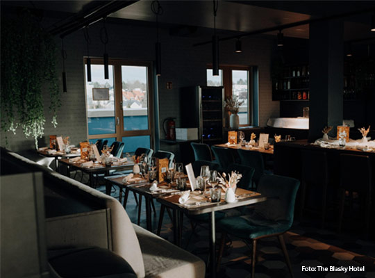 moderner, in kühlen Farben gehaltener Gastraum