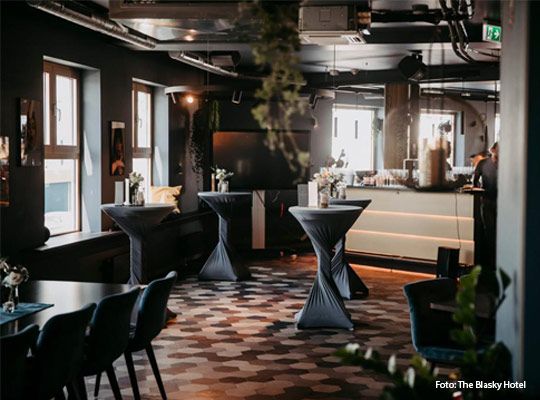 Gastraum mit Stehtischen im The Blansky Hotel