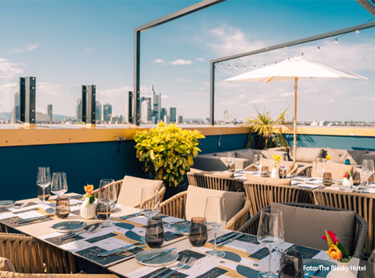 schön gedeckte Tische auf der Terrasse der Rooftop Bar