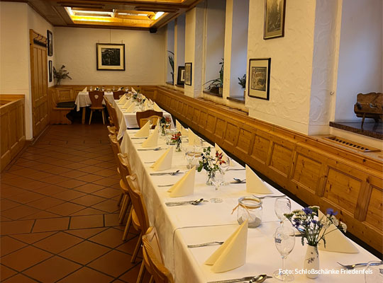 lange, festlich gedeckte Speisetafel