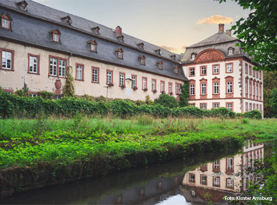 altes Klostergebäude mit Mühlbach