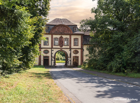 Klostereingang mit Torbogen