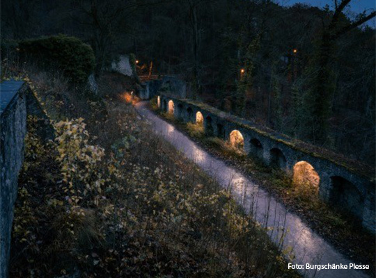Ein Weg welcher die Mauern entlang verläuft von oben aus fotografiert