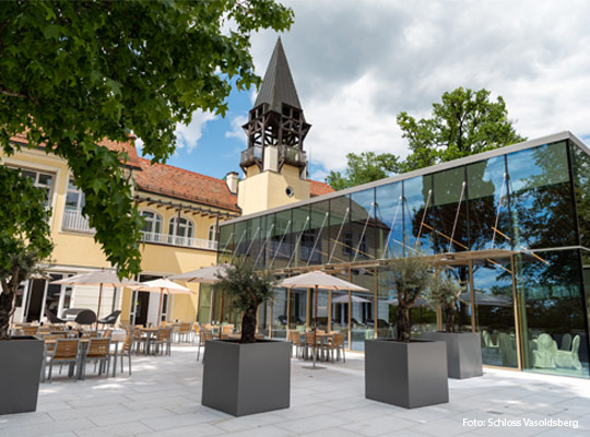 Außengastronomie vor dem Schloss Vasoldsberg