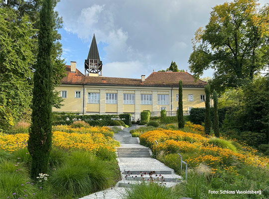 Gartenanlage mit dem Schloss Vasoldsberg im Hintergrund