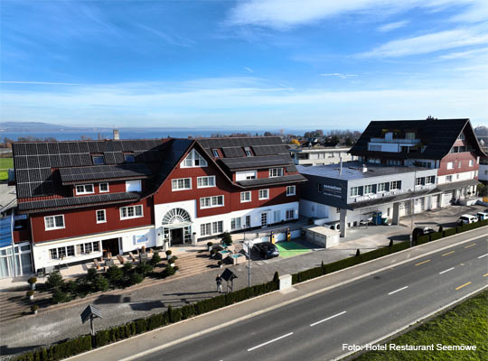 Luftbild des Hotel Restaurant Seemöwe mit blauem Himmel