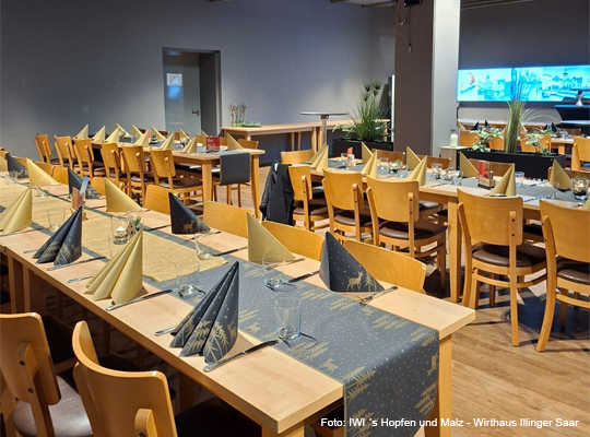 lange Holztische im Veranstaltungssaal