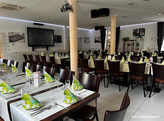 Blick in den gemütlichen Gastraum des Barbarossahofs