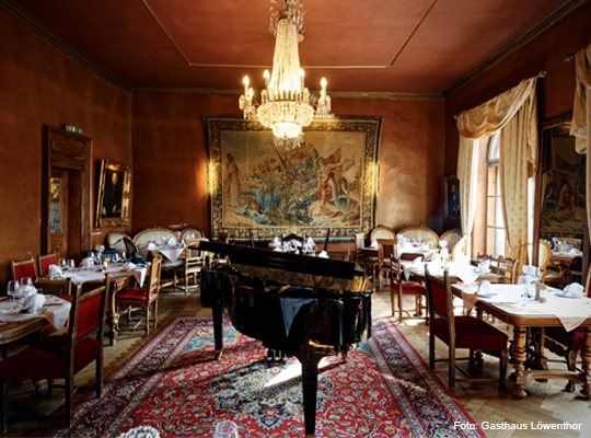 dunkler Holzflügel in rustikalem Gastraum im Gasthaus Löwenthor
