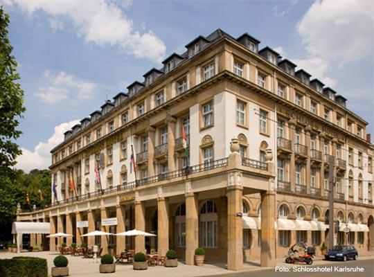 Außenansicht des historischen Schlosshotels in Karlsruhe