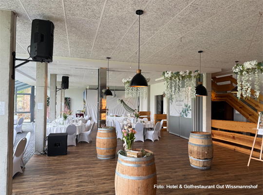 Gastraum mit dekorativen Stehtischen aus Holzfässern