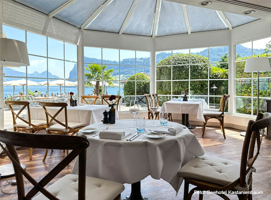 heller, eleganter Gastraum mit Seeblick
