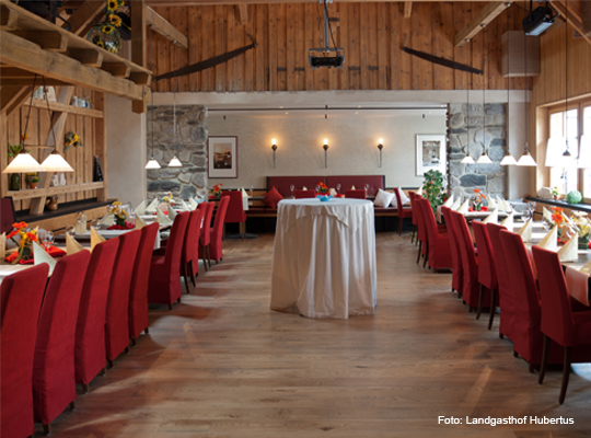 freundlicher und rustikaler Gastraum mit Holzdecke