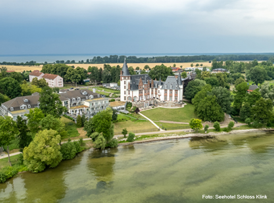 schönes Luftbild aus Seerichtung des Seehotels
