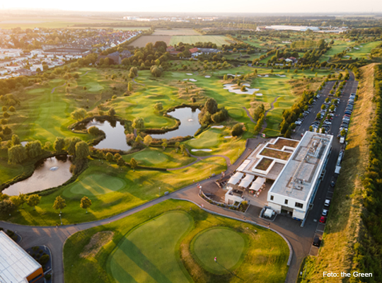 Luftbild mit tollem Licht vom Golfplatz mit Location the Green