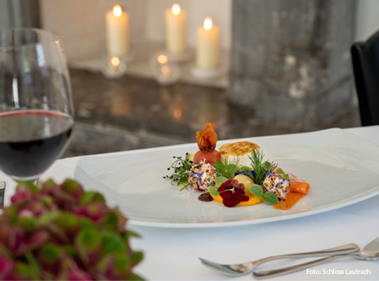 Nahansicht eines exquisit angerichteten Gangs mit Blumendecor