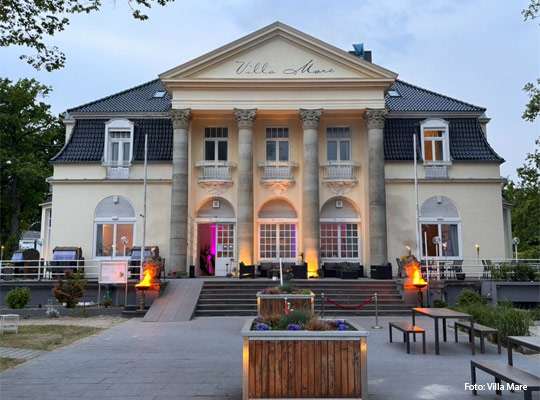 Außenansicht der Villa Mare mit ihren großen Säulen am Eingang