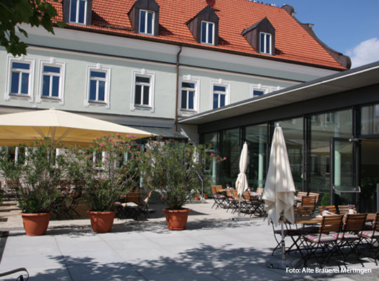 Schöner Innenhof mit Gastronomie