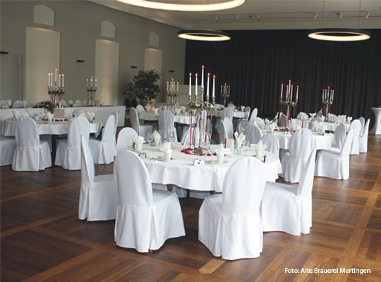 Elegant gedeckte, runde Tische im Veranstaltungssaal