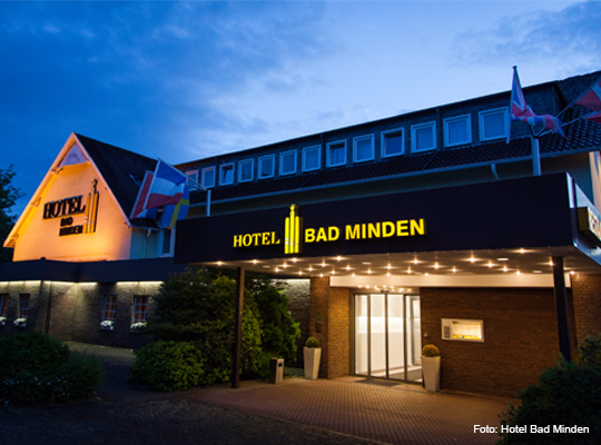 beleuchtete Außenansicht in Abenddämmerung