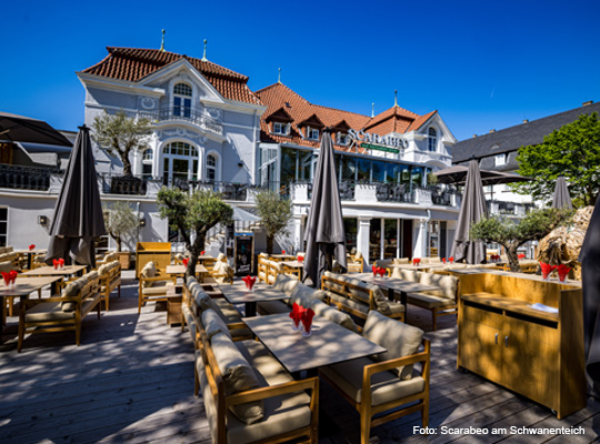 schöne Außenansicht mit gemütlicher Außengastronomie