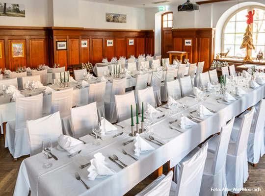 festlich in weiß gedeckte lange Speisetafeln