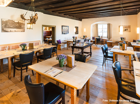 freundlicher Gastraum im Schloss Neuburg am Inn