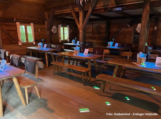 rustikaler Gastraum komplett aus Holz