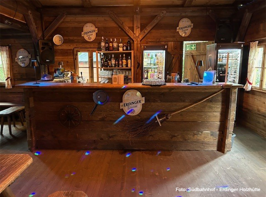 rustikale Holzbar-Theke im Südbahnhof